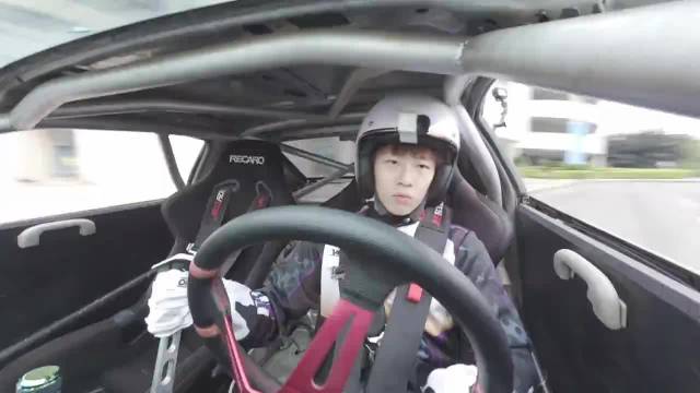 林高远赛车漂移技术展示，公路绘炽热轨迹