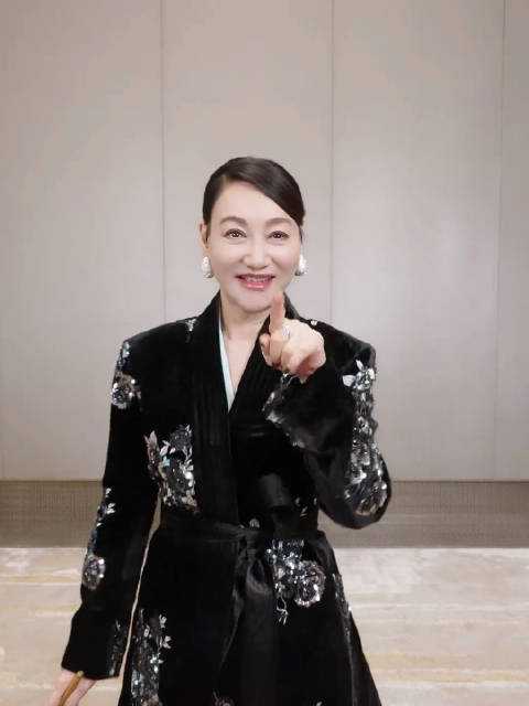 请接收来自惠英红，红姐的镜头签，可爱又美丽的影后！