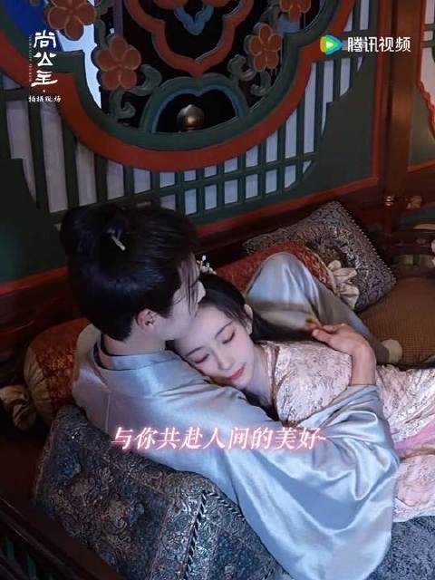 肩头轻靠，身影相融，长路迢迢，携手无单，盼今宵永续，祈此心久安