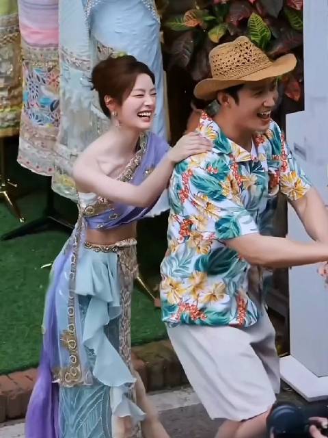 黄景瑜徐若晗版纳同框，花衬衫傣装演绎夏日甜
