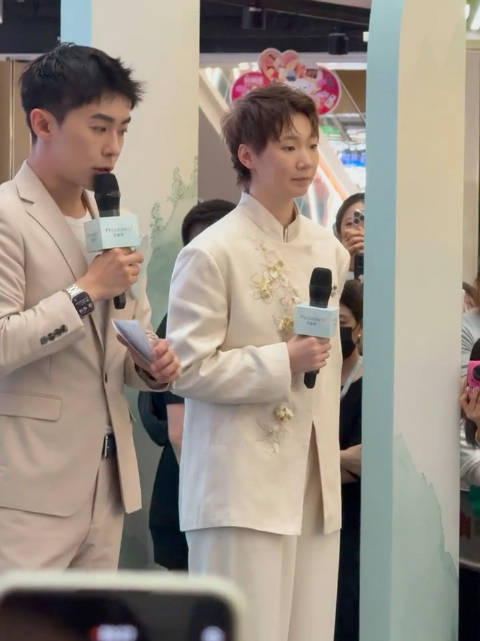王曼昱与球迷真诚互动，双向奔赴感动赛场