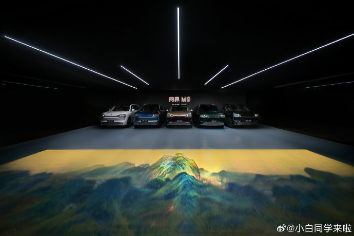 问界M9升级双百万像素投影，20车联动投巨幅千里江山图