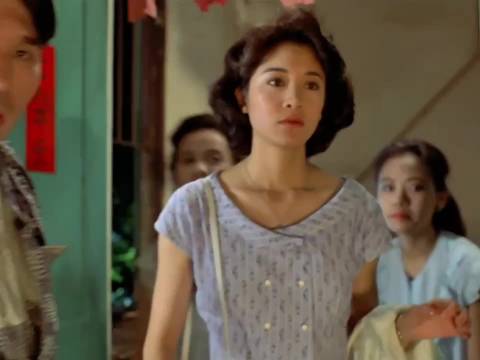 女人亲眼看到丈夫在给别的女人涂指甲油，于是转头自我了断