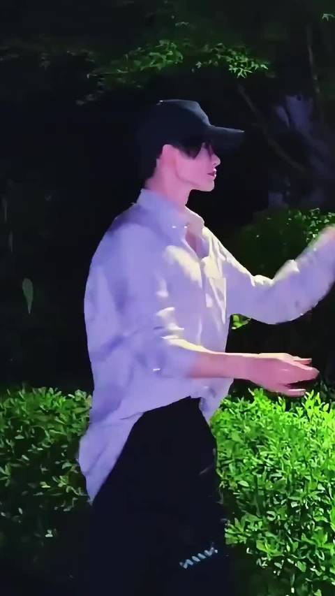 边跳还边笑的后半段这谁能顶得住！又得循环看个几百遍 @MIC檀健次JC-T . .