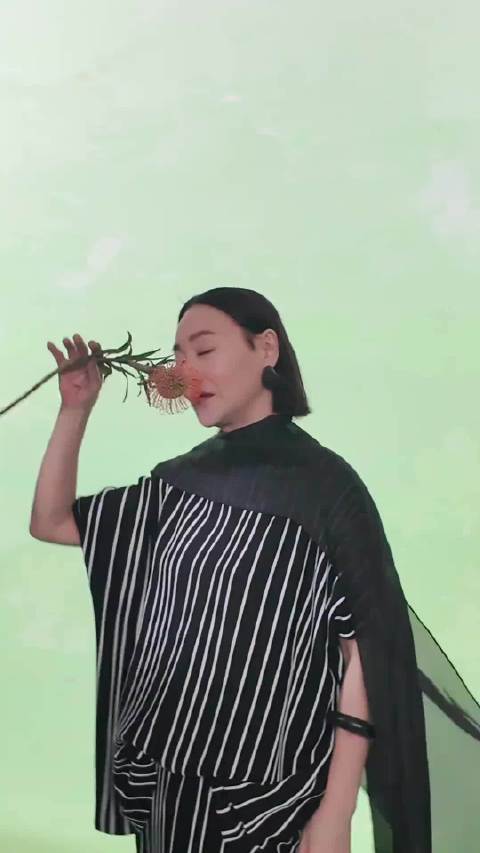 惠英红的OOTD真的很潮啊，每套造型都很有气质，感觉气场全开！