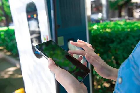 系统升级后，500公里续航变不到300公里?新能源车“锁电”咋回事?