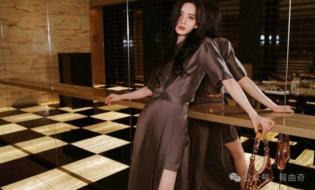 刘诗诗穿卡其色丝绸连衣裙画眼下腮红微醺感满满
