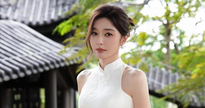 低估了秦岚的身材，一袭白色旗袍配盘发亮相，“腰臀比”太惊艳了