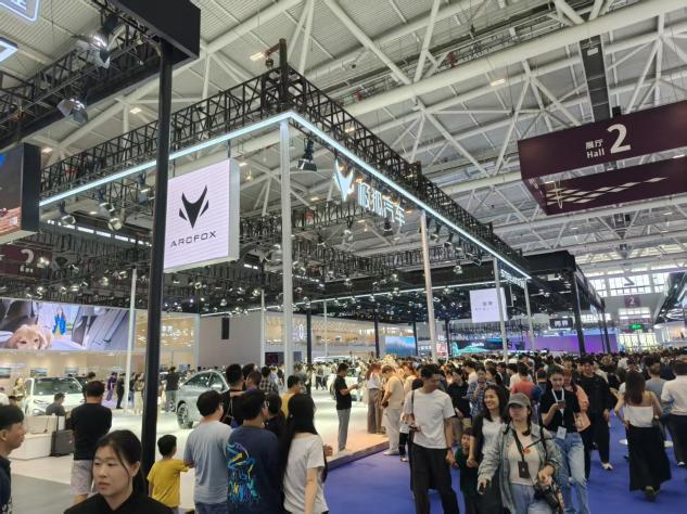 极狐汽车携“超闪充C级大空间SUV”新阿尔法T5亮相粤港澳大湾区车展_深圳新闻网
