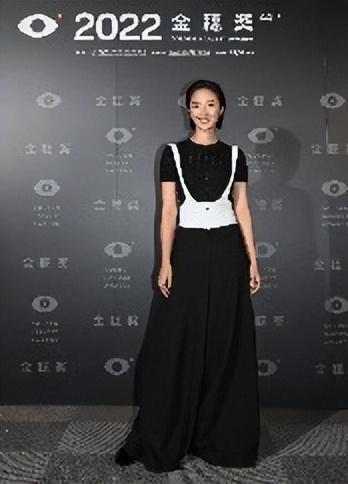桂纶镁陈柏霖同框，古早CP黑白配亮相影展，网友：穿得好搭哦