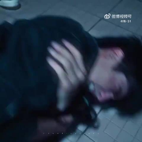 宋威龙张婧仪《野狗骨头》雨中热吻引期待