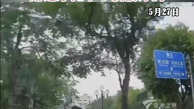 路面砖松动翘起，路过摩托车不慎被绊倒