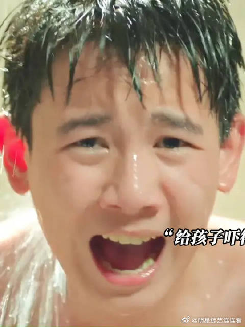 姥姥突然出现要给搓澡，看给孩子吓得