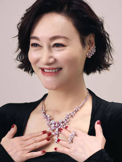 惠英红出席格拉夫蝴蝶珠宝展，演绎影后与珠宝灵魂共鸣