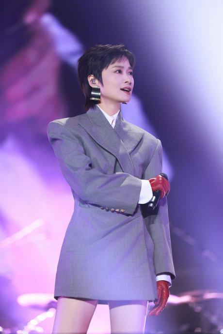 李宇春以前的音乐作品中是否也有过粤语或方言的尝试？