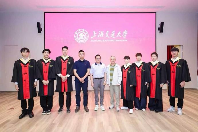 “海产姐妹”学霸升级！孙颖莎王曼昱交大毕业，携手保研清华