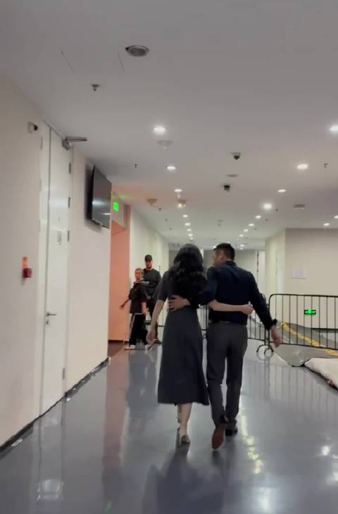 王奕芝李斌互相搂腰鼓励