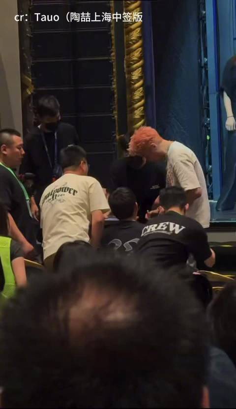 陶喆下台为轮椅歌迷签名握手，歌迷发文称难忘其歌曲