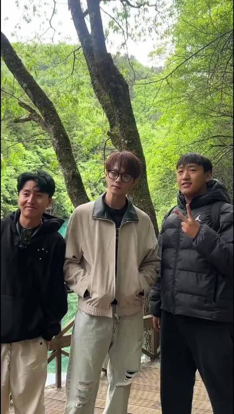 许凯景区大巴低调同车，与游客自然相处氛围融洽
