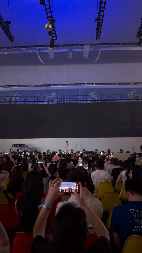在全新吉利星愿的发布会上 看到容祖儿啦 现场唱歌好好听！