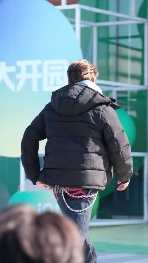 吴奇隆展现惊人柔韧性，一字马动作功底不减当年