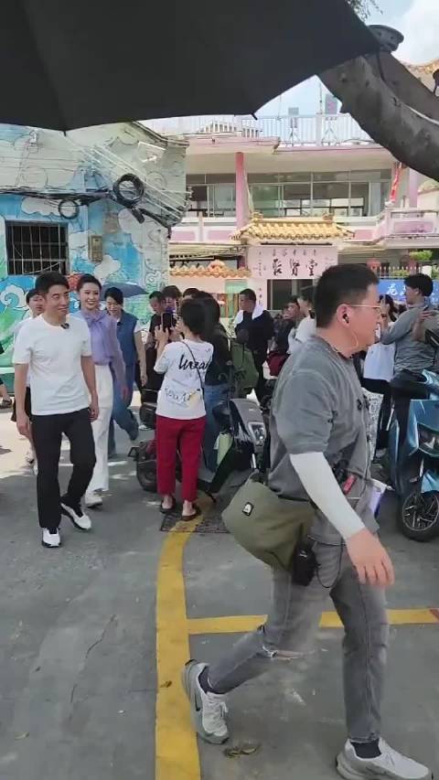 撒贝宁胡杏儿现身叠滘龙船漂移，与乡亲同划遇酷似樊振东小伙