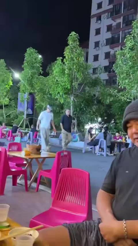 黄景瑜新养小狗夏天，粉色牵引绳引关注