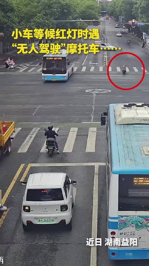 一无人驾驶摩托车撞上小轿车