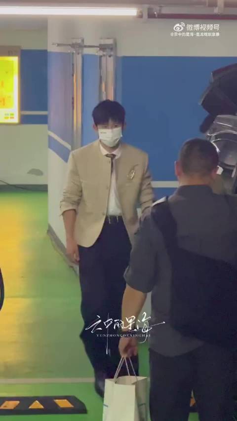 张杰《国乐无双》上班路透，这身太帅了！