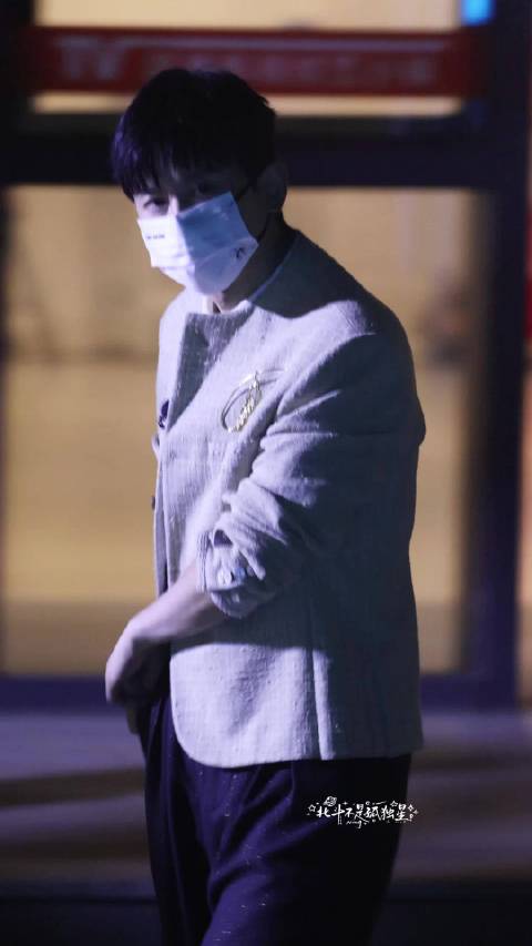 哥哥在兜里找啥呢让我也看看
