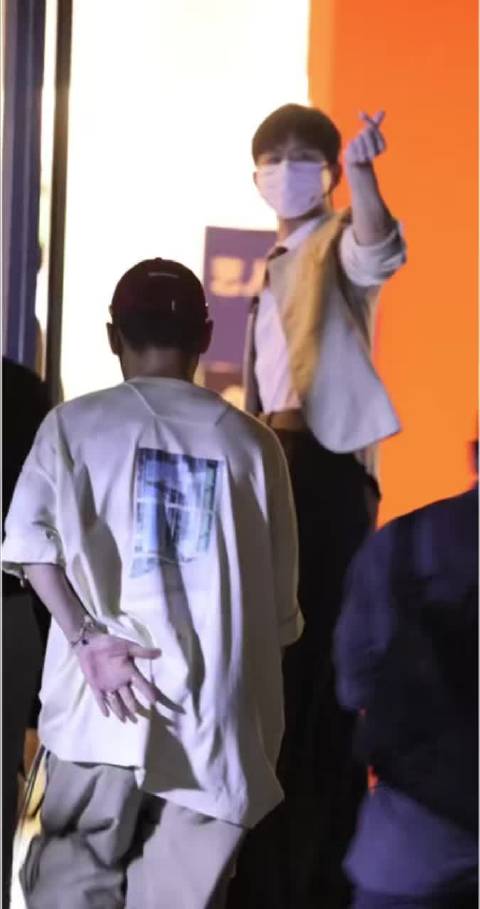 比心哥又升级了 这次是连环比心 右边比完转身比左边 爱心发射biubiubiu