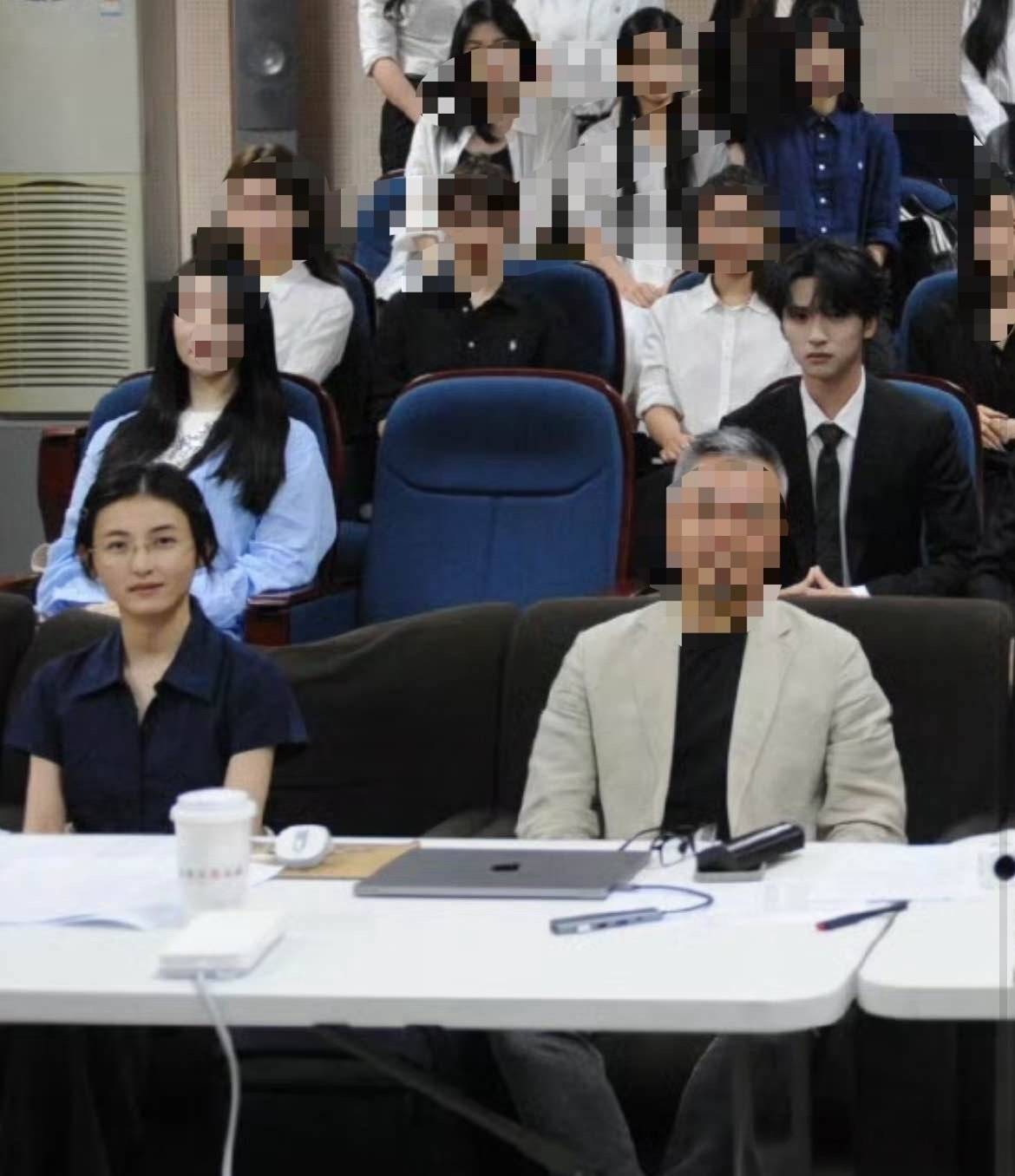 张子枫坐答辩席被认成严浩翔老师，真相原来是师姐回校助阵