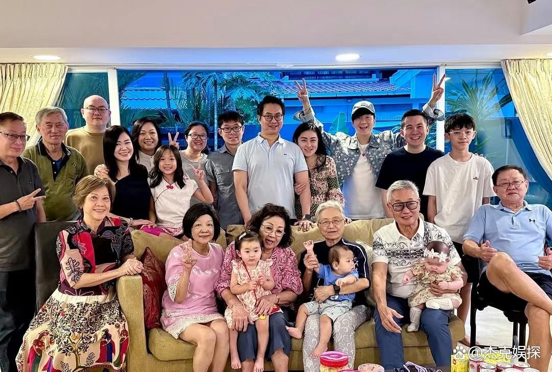 大年初二,林俊杰给亲戚拜年,抱着两个侄女拍照,家族团聚好欢乐