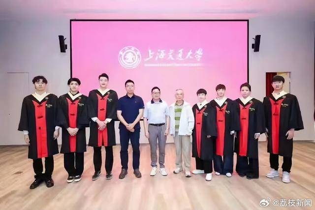 孙颖莎、王曼昱毕业照曝光，两人9月将入学清华大学研究生