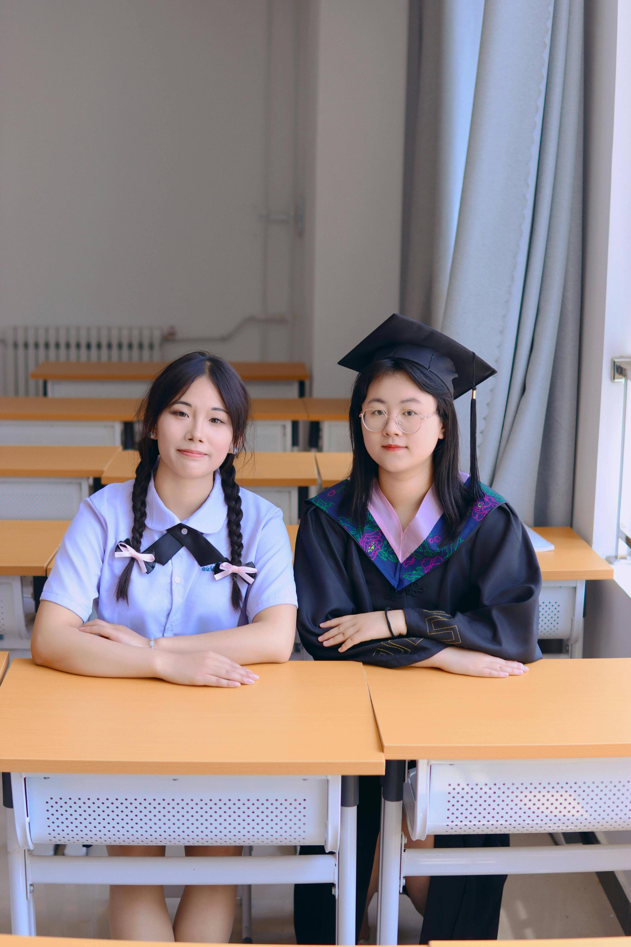 孙颖莎王曼昱上海交大毕业照曝光:学士服合影笑容甜美,即将入学清华研究生