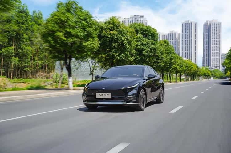不到8万开走中型轿车!2025款五菱星光来了