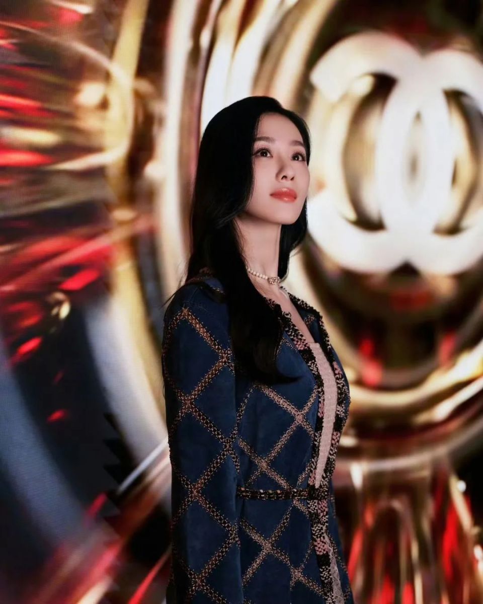 我发现了她最近每次亮相都能出圈的秘密……_新闻