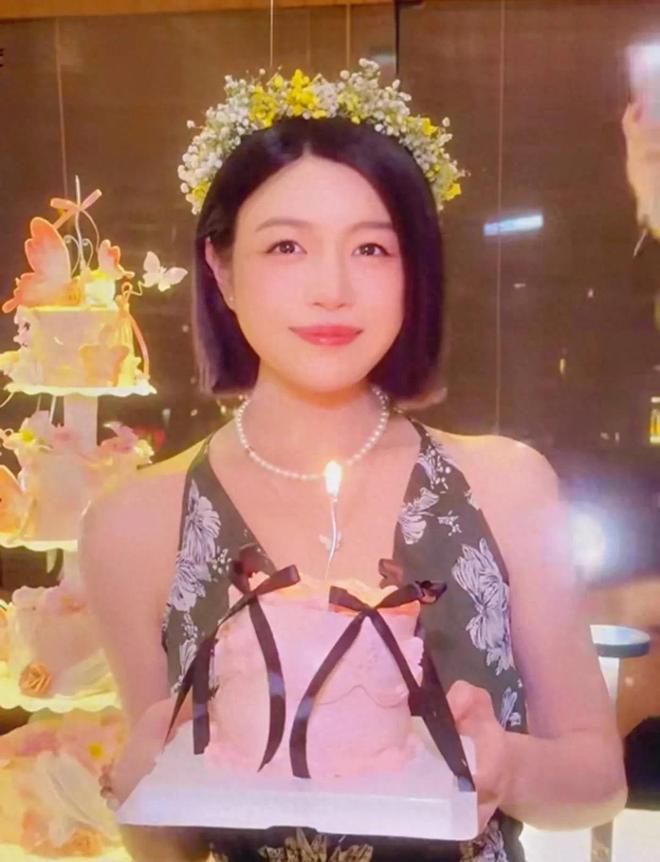 陈妍希晒与儿子牵手照，为自己庆生，8岁的星星身高到陈妍希肩膀