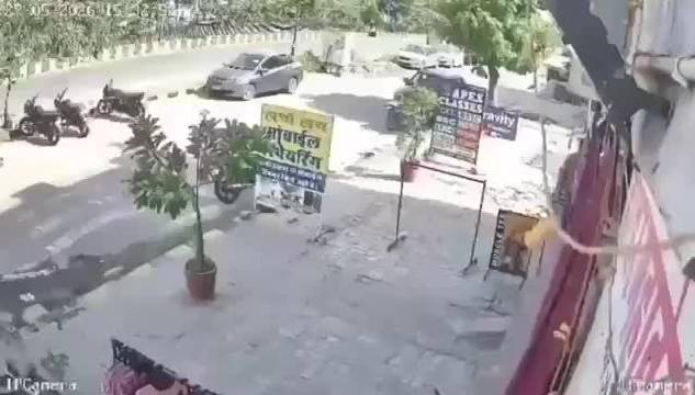 印度乌代布尔汽车失控连撞三辆摩托车，路人惊险逃生
