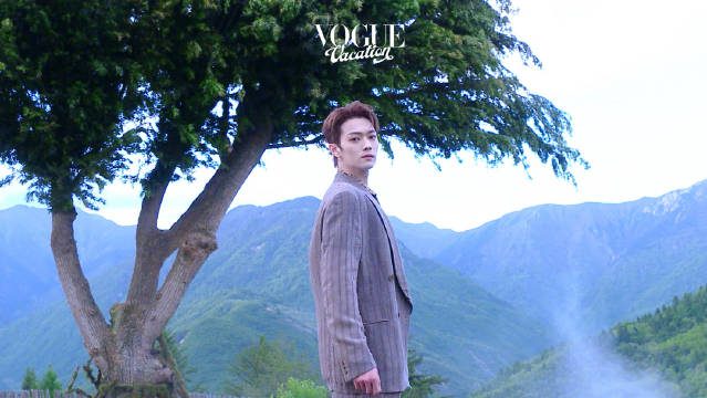 许凯亮相九寨沟VOGUE风毯，张开双臂感受山谷灵气