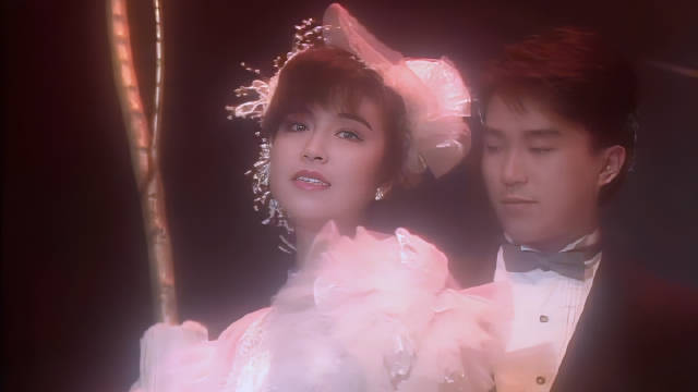 好久没见星爷唱歌了，这次和一位我也不认识的美女对唱情歌！美女 综艺名场面