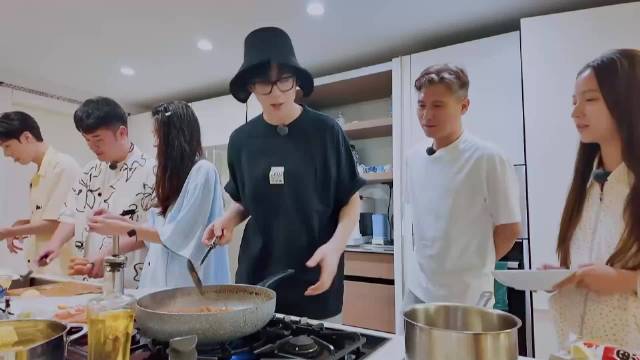 吃了刘宇宁坐的炒方便面，王玉雯陈赫上瘾了，好吃到没有词形容