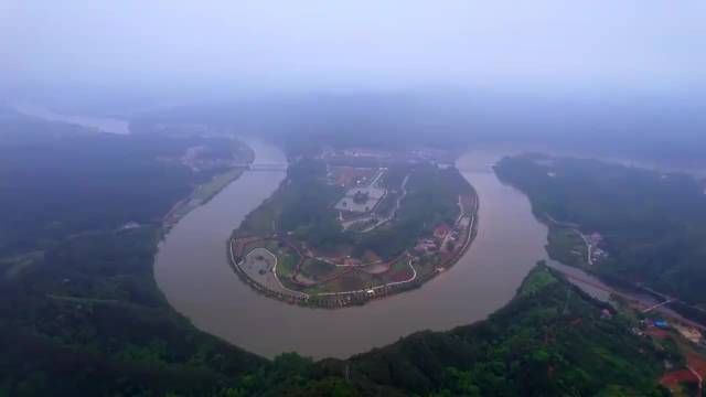 杨超越房子都被吹没了，跟没睡醒一样，还在吹牛逼！