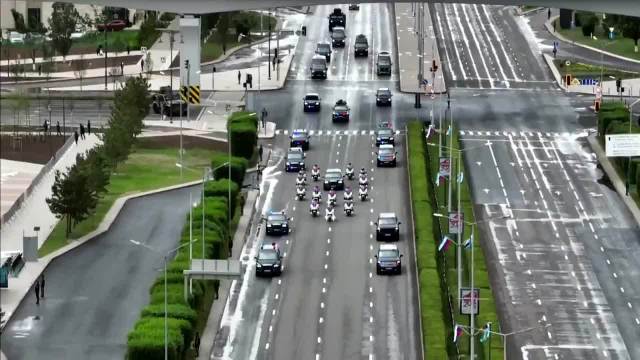 普京国事访问哈萨克斯坦，重装摩托车队+电子战车辆+武装直升机严密护航