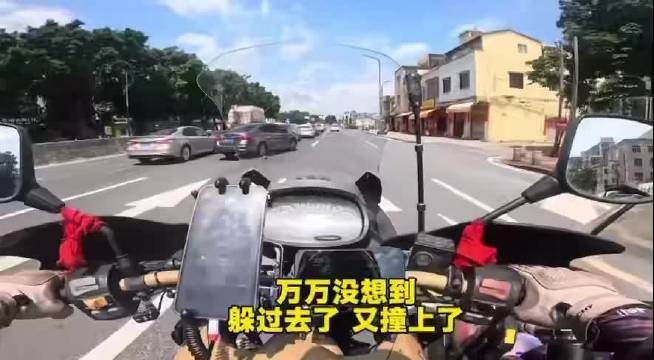 女司机变道剐蹭摩托车后强调性别被认定全责