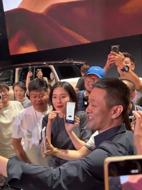 蔚来ES9上市获姚明力挺，李斌夫妇亮相助阵