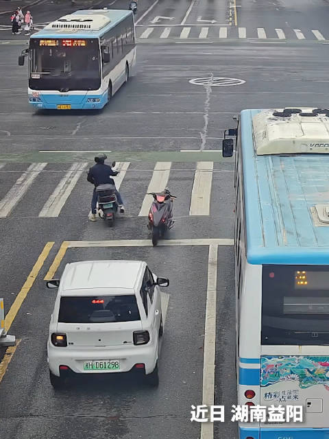 湖南益阳未成年人无证驾驶摩托车失控
