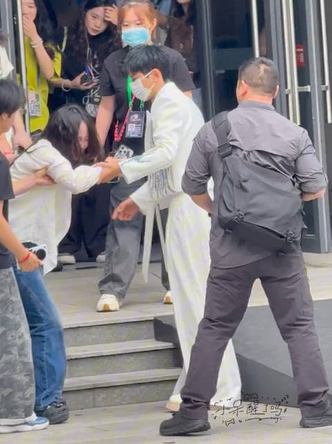 张杰下车搀扶摔倒粉丝