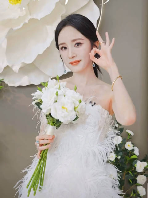 直播杨幂出来啦！是白色！公主幂
