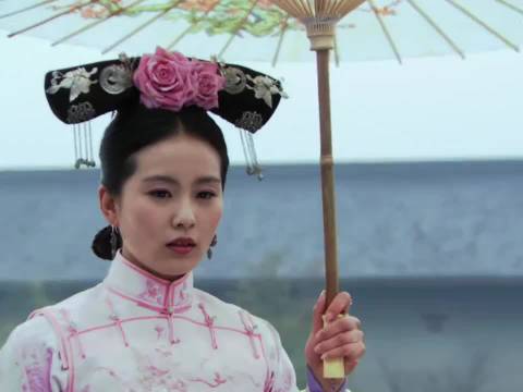 若曦的人性关怀不仅体现在情感，更体现在观念中